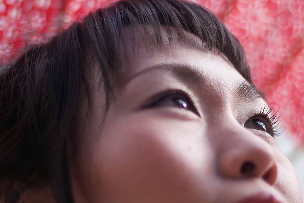 primer plano de la cara de una mujer - hair bun asian ethnicity profile women fotografías e imágenes de stock