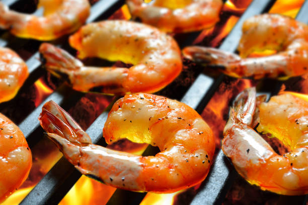 gamberi alla griglia, gamberi sulla griglia fiammeggiante - grilled shrimp foto e immagini stock