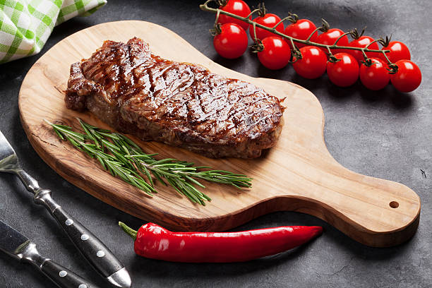 bistecca di manzo alla griglia  - strip steak immagine foto e immagini stock