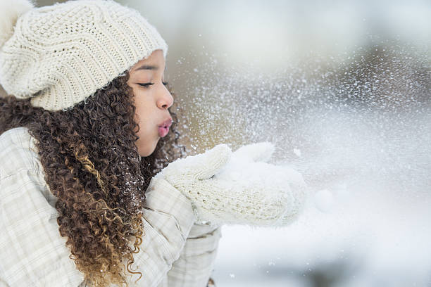 giocare con la neve fuori - guanto a manopola foto e immagini stock