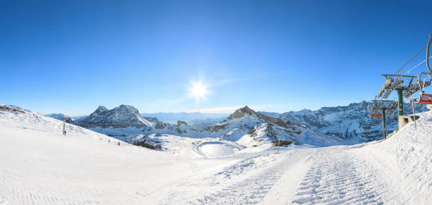 estación de esquí de invierno en los alpes - snowboard apres ski snow nobody fotografías e imágenes de stock