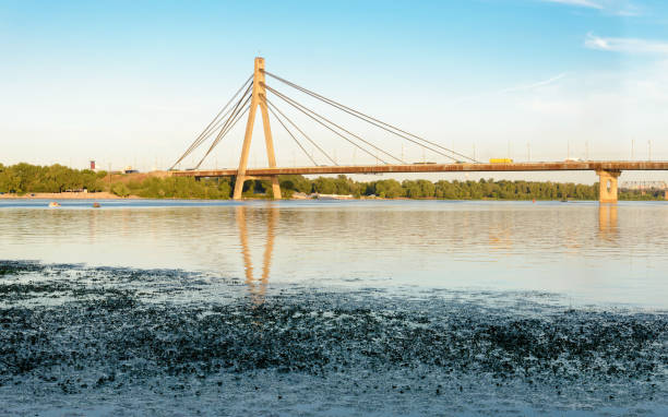 istock View of the Moskovsky  Bridge in Kiev 638671266