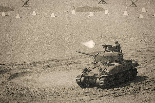 world war 2 sherman tank firing weapon na polu bitwy - tank normandy world war ii utah beach zdjęcia i obrazy z banku zdjęć
