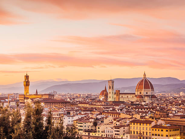 el horizonte de florencia al atardecer - florence italy italy sky cathedral fotografías e imágenes de stock