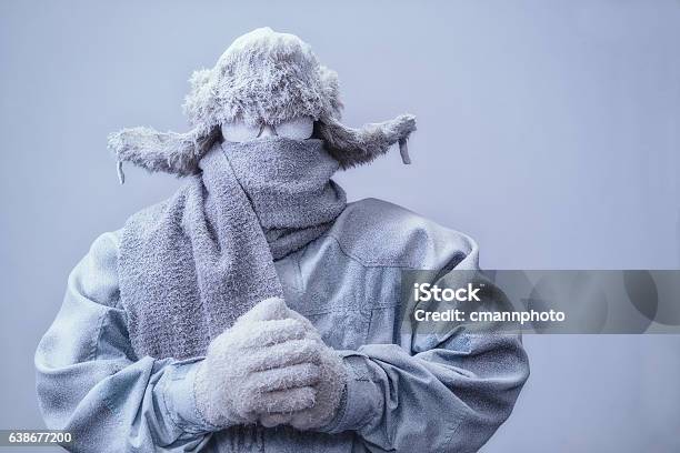 Mann In Parka Hut Und Schal Aus Der Kälte Gefroren Stockfoto und mehr Bilder von Kälte