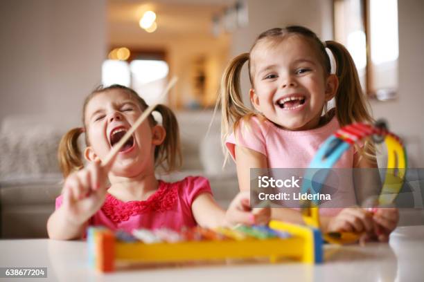 Zwei Kleine Mädchen In Der Musikschule Stockfoto und mehr Bilder von Kind - Kind, Musik, Spielen