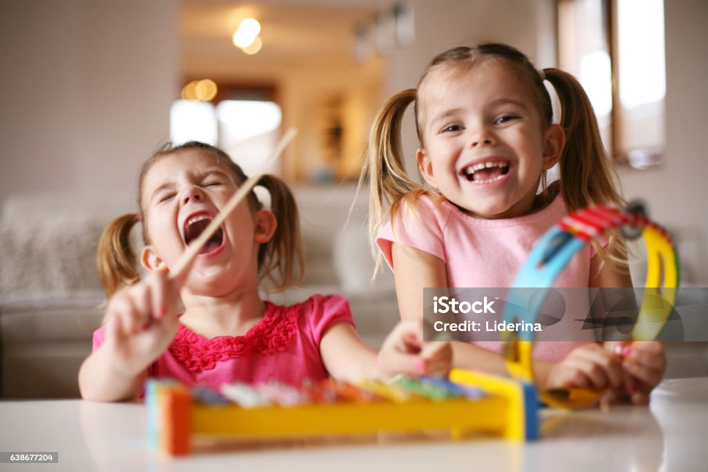 Dos niñas en la escuela de música. - Foto de stock de Niño libre de derechos