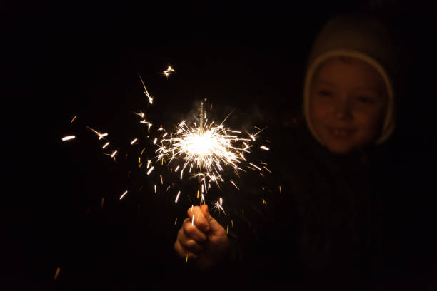 bengala de incêndio - sparkler sparks new years eve human hand - fotografias e filmes do acervo