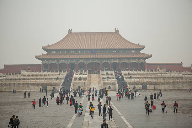 a cidade proibida, em pequim, china - smog china beijing pollution - fotografias e filmes do acervo