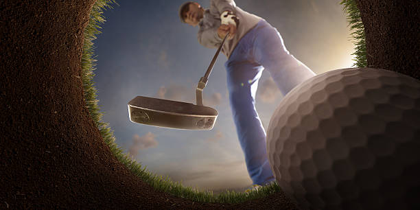 golfe: ponto de vista de dentro do buraco - traditional sport sports flag golf flag golf - fotografias e filmes do acervo