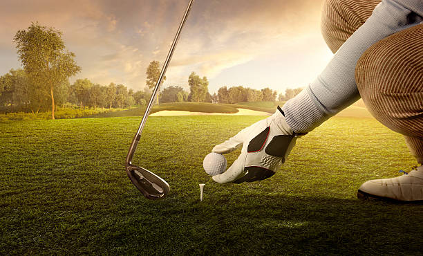 golf: prepararsi per sciopero - golf playing teeing off men foto e immagini stock