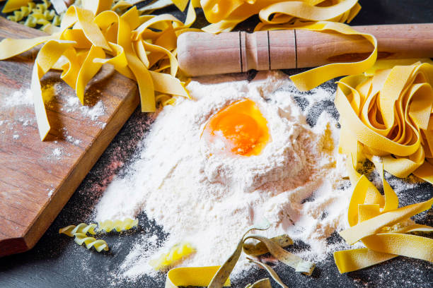 小麦粉と卵のイタリアの自家製パスタ - wheat pasta flour italy ストックフォトと画像