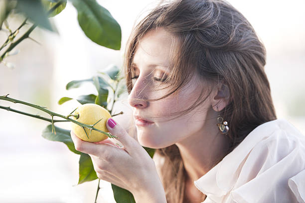 limone  - close up women horizontal citrus fruit foto e immagini stock