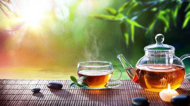 teatime - détendez-vous avec du thé chaud dans un jardin zen - théière photos et images de collection