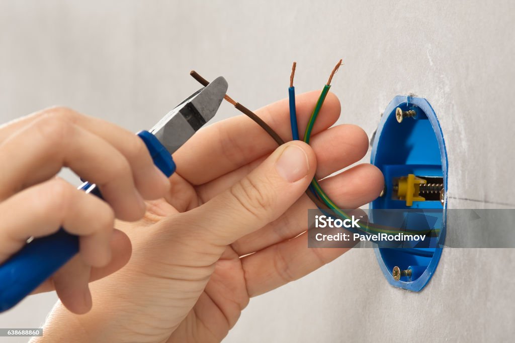 rayado a mano el aislamiento de los cables - Foto de stock de Electricista libre de derechos