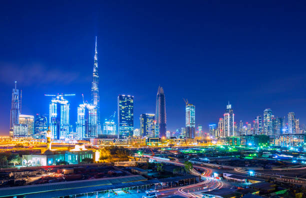 vista no horizonte do dubai financial center com arranha-céus modernos - middle east highway street night - fotografias e filmes do acervo