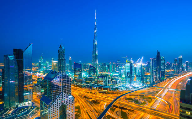 日没時のドバイのスカイラインとシェイクザイードの道路交通 - futuristic dubai city traffic ストックフォトと画像