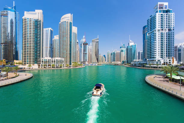 edificios futuristas en la marina de lujo de dubai, emiratos árabes unidos - dubai built structure business skyscraper fotografías e imágenes de stock