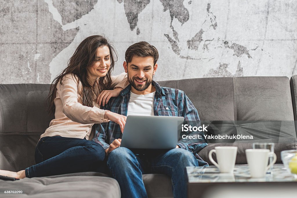 Jovem e mulher entretendo com computador - Foto de stock de Casal royalty-free