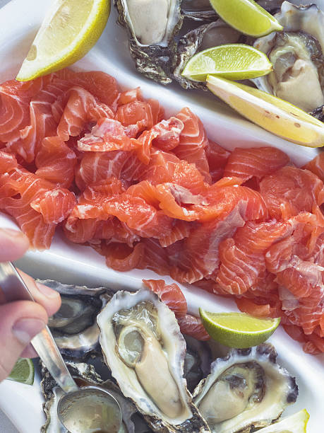 открытые устрицы и лосось - freshness seafood crushed ice salmon стоковые фото и изображения