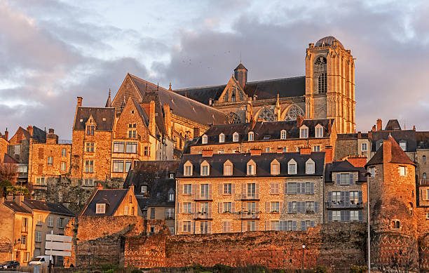 das historische stadtzentrum von le mans vom sarthe river quay aus gesehen - nave stock-fotos und bilder