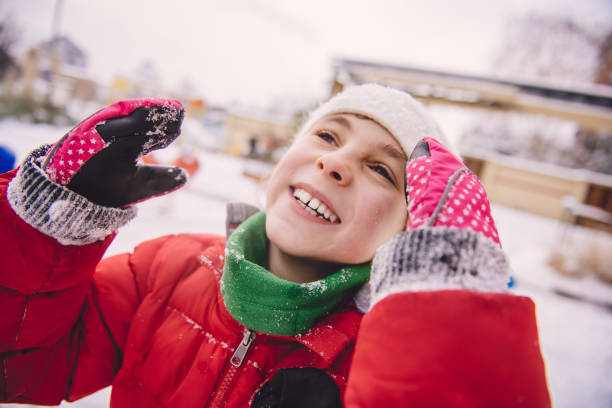 menina brincando na neve - playground snow winter little girls - fotografias e filmes do acervo