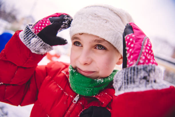 menina brincando na neve - playground snow winter little girls - fotografias e filmes do acervo