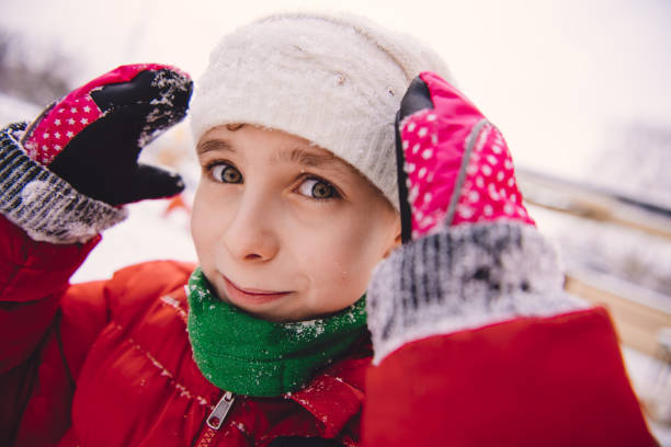 menina brincando na neve - playground snow winter little girls - fotografias e filmes do acervo