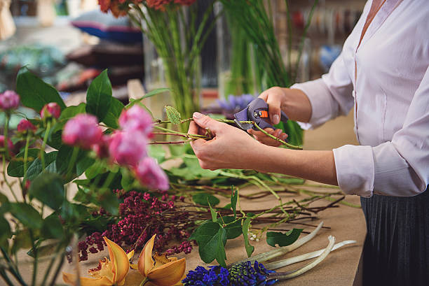 istock Professional florist cutting flowers in shop 638709328
