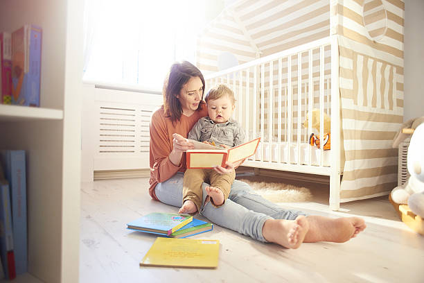 historia de tiempo - child book reading baby fotografías e imágenes de stock