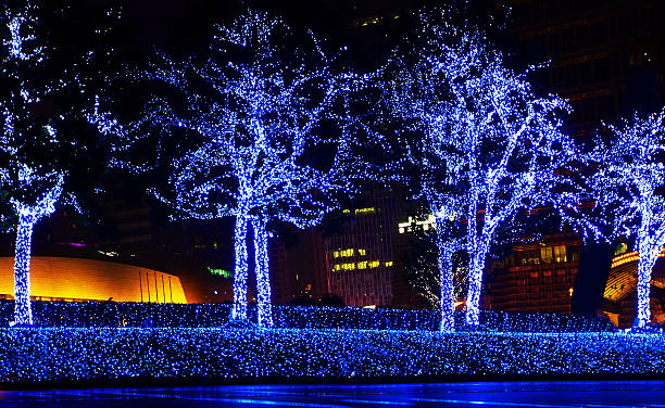 strada con decorazioni di natale - tree lights foto e immagini stock