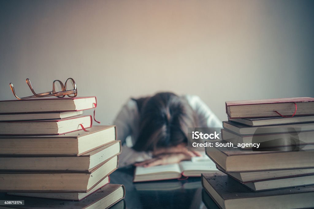 Étudiant étudiant dormir sur des livres - Photo de Livre libre de droits