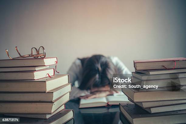 Photo libre de droit de Étudiant Étudiant Dormir Sur Des Livres banque d'images et plus d'images libres de droit de Livre - Livre, Stress, Bibliothèque