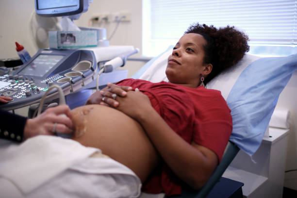 mujer embarazada feliz que se hace una ecografía - ultrasound human pregnancy ultrasound machine doctor fotografías e imágenes de stock