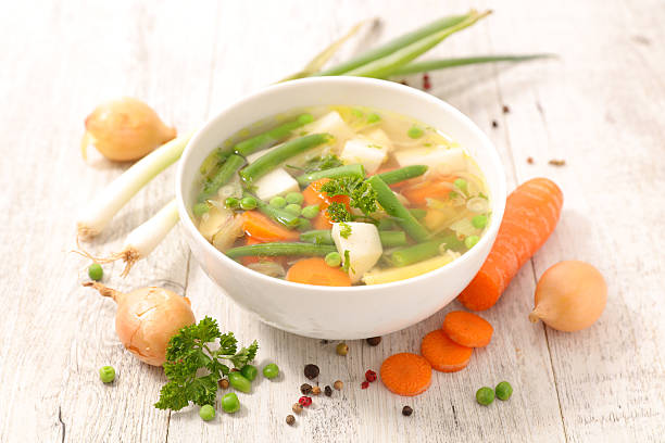 sopa de verduras  - sopa de verduras fotografías e imágenes de stock