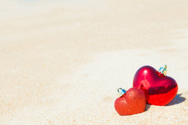 romantyczny symbol dwóch serc na letniej plaży - beach love heart shape two objects zdjęcia i obrazy z banku zdjęć