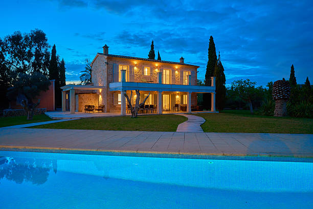 spanish finca house dusk - swimming pool luxury mansion holiday villa imagens e fotografias de stock