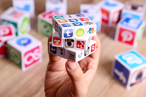 소셜 미디어 퍼즐 큐브 - business facebook puzzle cube strategy 뉴스 사진 이미지
