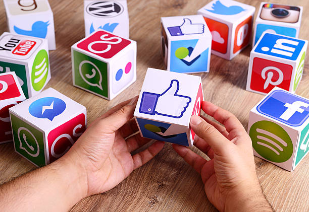 ręce trzymające podobną ikonę - business facebook puzzle cube strategy zdjęcia i obrazy z banku zdjęć