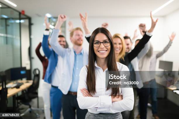 Photo libre de droit de Groupe De Gens Daffaires Prospères Heureux Dans Leurs Fonctions banque d'images et plus d'images libres de droit de Leadership