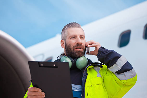 ground crew in front of airplane - ground crew audio imagens e fotografias de stock