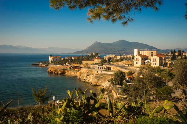 paesaggio urbano con vista sul mare a loutra edipsou, evia, grecia - seaview foto e immagini stock