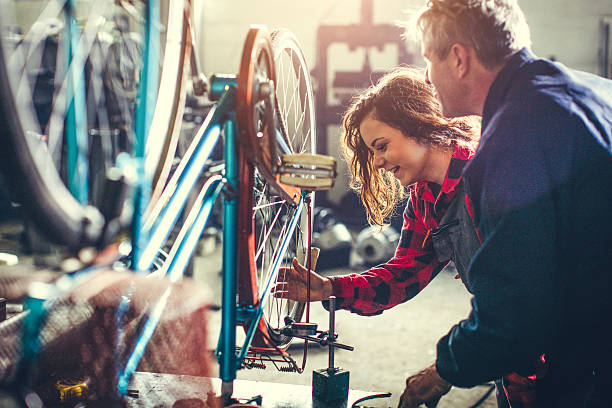 mentor mostrando a sua trabalhadora como fazer o reparo... - multi tasking craftsperson work tool men - fotografias e filmes do acervo