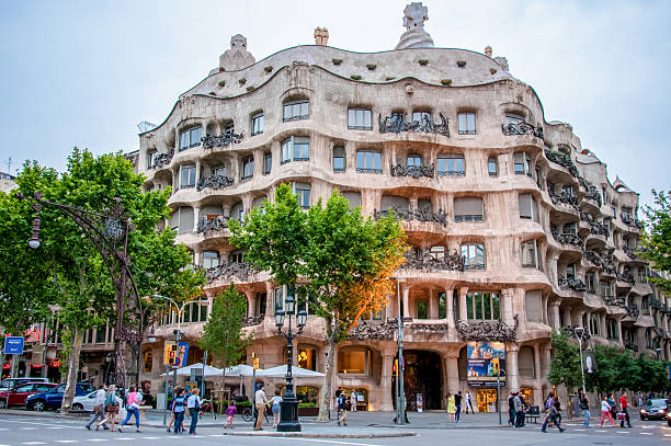 casa mila, em barcelona, espanha - barcelona la pedrera spain catalonia - fotografias e filmes do acervo