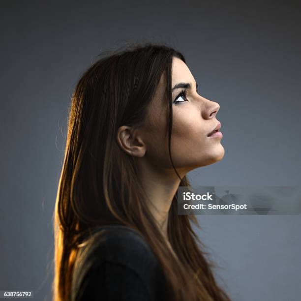 Beautiful Woman Posing Against Dark Background 照片檔及更多 側面像 照片 - 側面像, 女人, 畫像