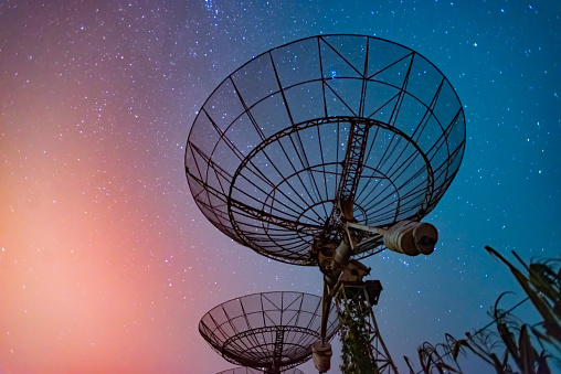 Escena del radiotelescopio por la noche en China photo