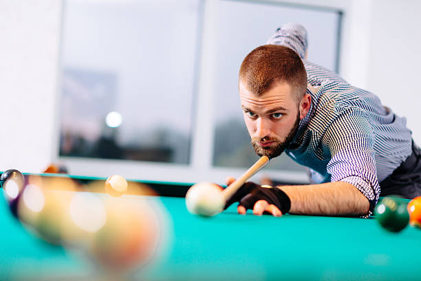 ritratto del giocatore di biliardo che mira durante il torneo - pool game pool table aiming men foto e immagini stock