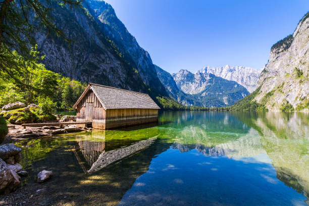 fantastic views of the turquoise lake obersee under sunlight - mountain lake austria bavaria imagens e fotografias de stock