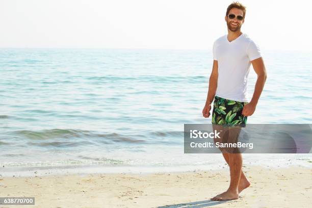 Photo libre de droit de Short Gars Sur La Plage banque d'images et plus d'images libres de droit de Hommes - Hommes, Plage, Short