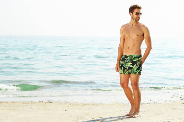 셔츠리스 와 반바지 - men swimwear full length fashion model 뉴스 사진 이미지